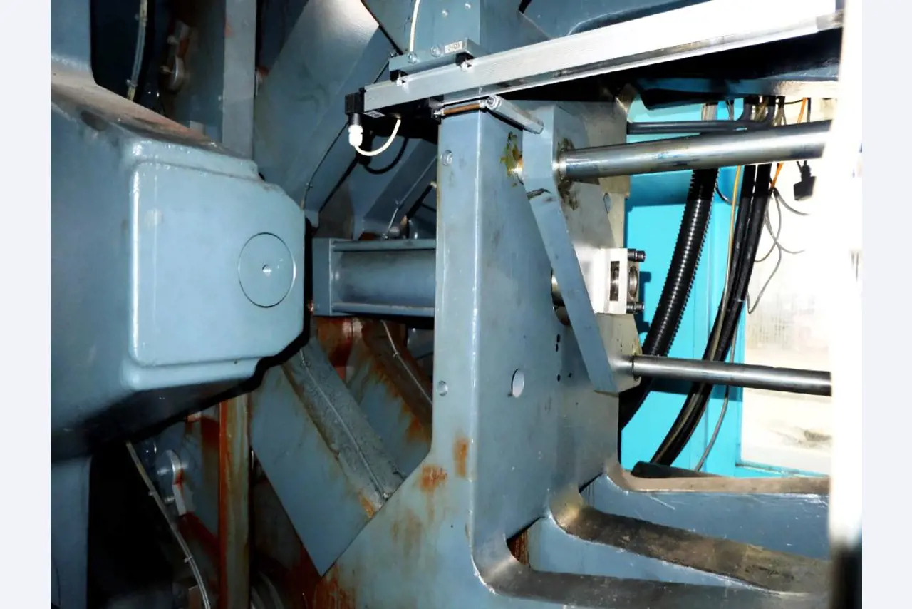 Machines for the manufacturing of foamed <br>and injected attachments and spare parts <br>for the automotive sector-14