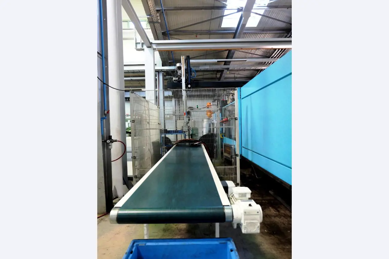 Machines for the manufacturing of foamed <br>and injected attachments and spare parts <br>for the automotive sector-15