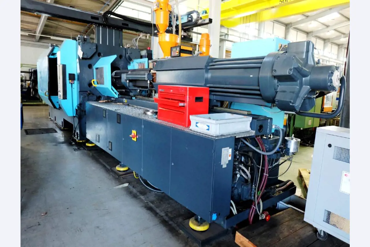 Machines for the manufacturing of foamed <br>and injected attachments and spare parts <br>for the automotive sector-2