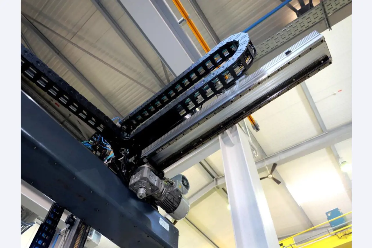 Machines for the manufacturing of foamed <br>and injected attachments and spare parts <br>for the automotive sector-4