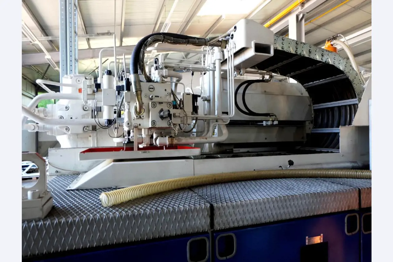 Machines for the manufacturing of foamed <br>and injected attachments and spare parts <br>for the automotive sector-13