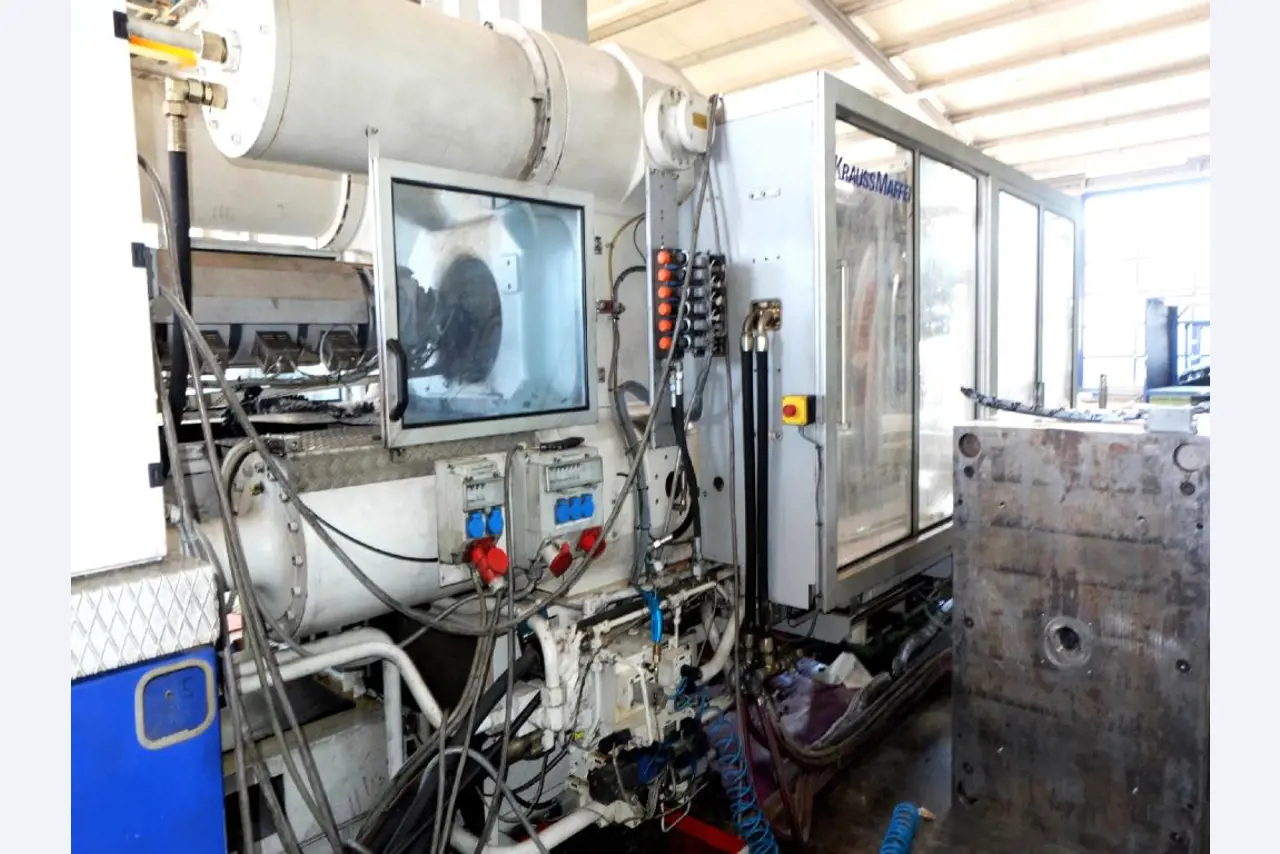 Machines for the manufacturing of foamed <br>and injected attachments and spare parts <br>for the automotive sector-16