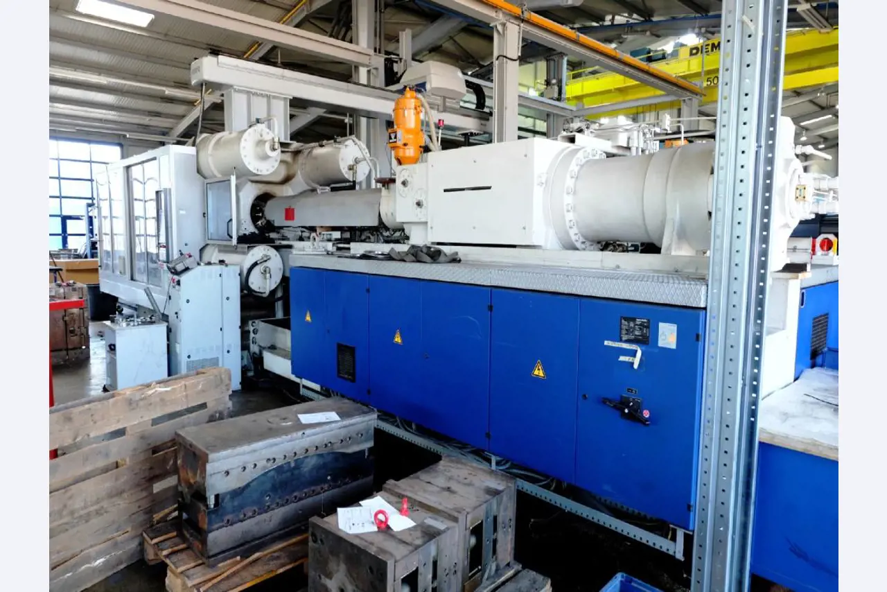 Machines for the manufacturing of foamed <br>and injected attachments and spare parts <br>for the automotive sector-2