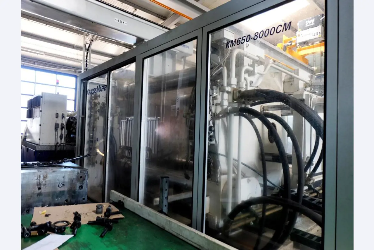 Machines for the manufacturing of foamed <br>and injected attachments and spare parts <br>for the automotive sector-3