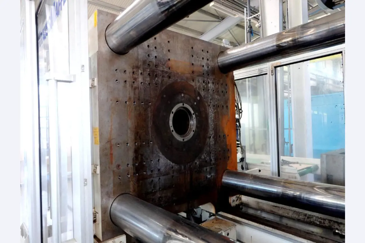 Machines for the manufacturing of foamed <br>and injected attachments and spare parts <br>for the automotive sector-6