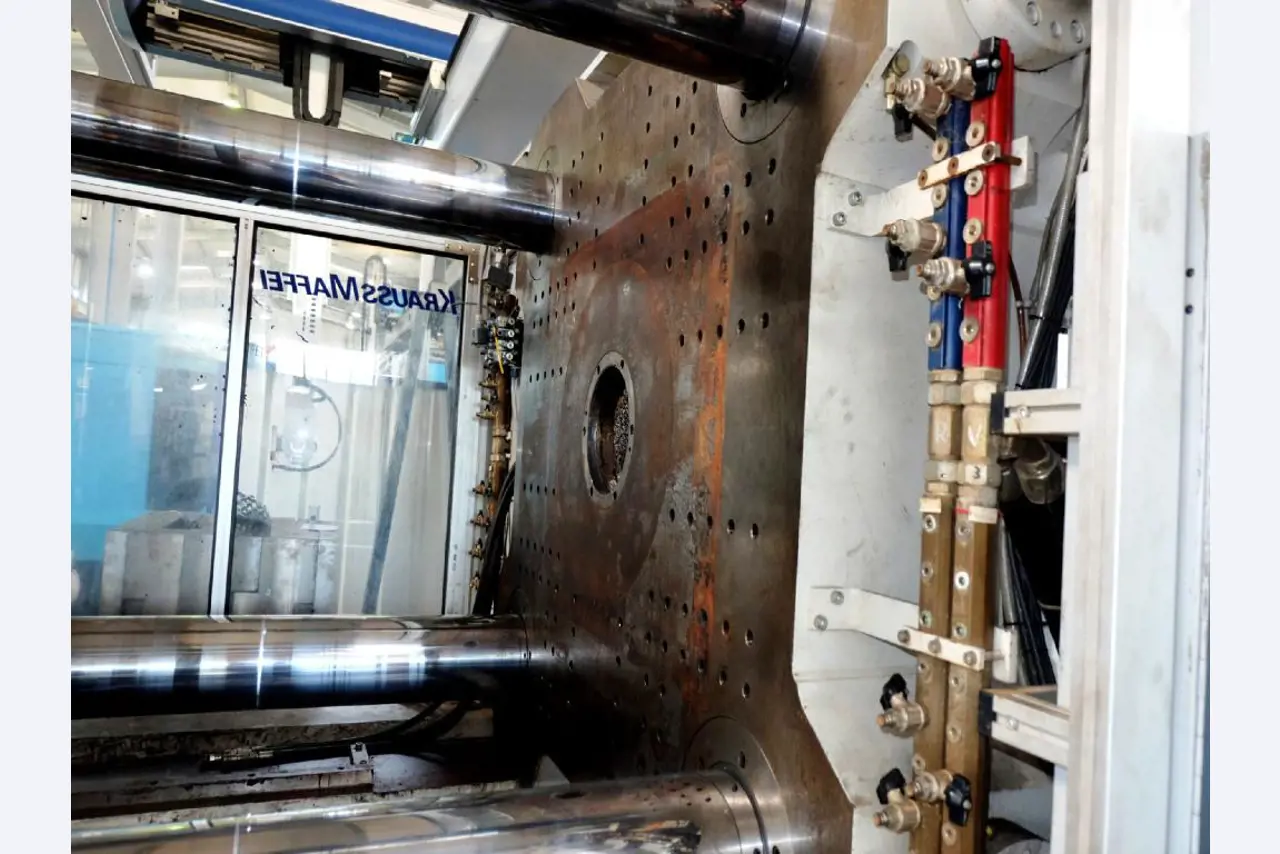 Machines for the manufacturing of foamed <br>and injected attachments and spare parts <br>for the automotive sector-7