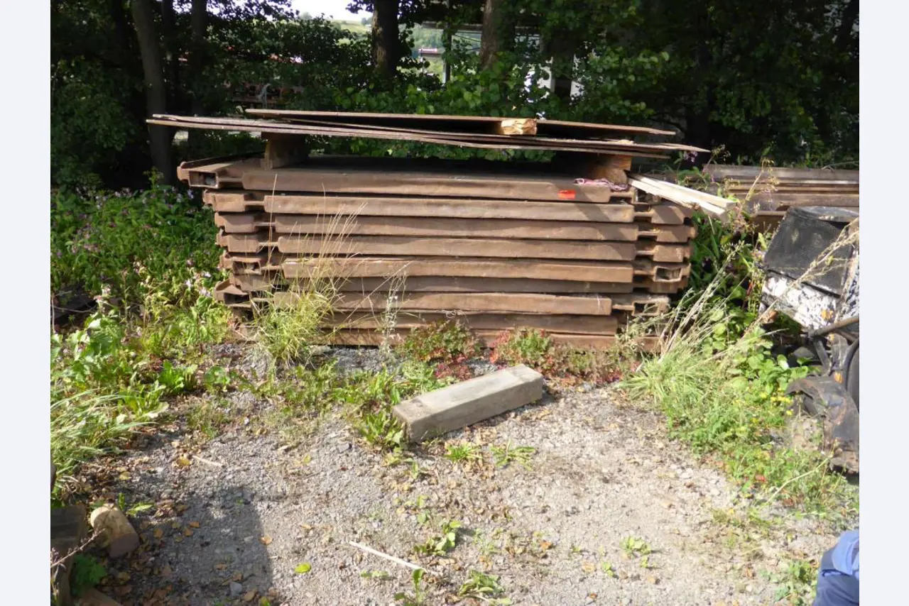 Machines de chantier, matériel de construction, véhicules utilitaires et voitures particulières-1