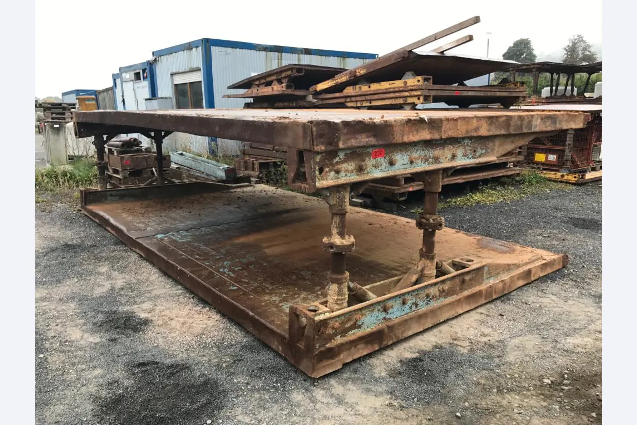 Machines de chantier, matériel de construction, véhicules utilitaires et voitures particulières-1