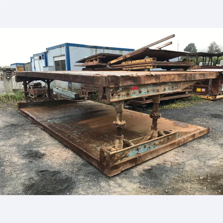 Machines de chantier, matériel de construction, véhicules utilitaires et voitures particulières-1