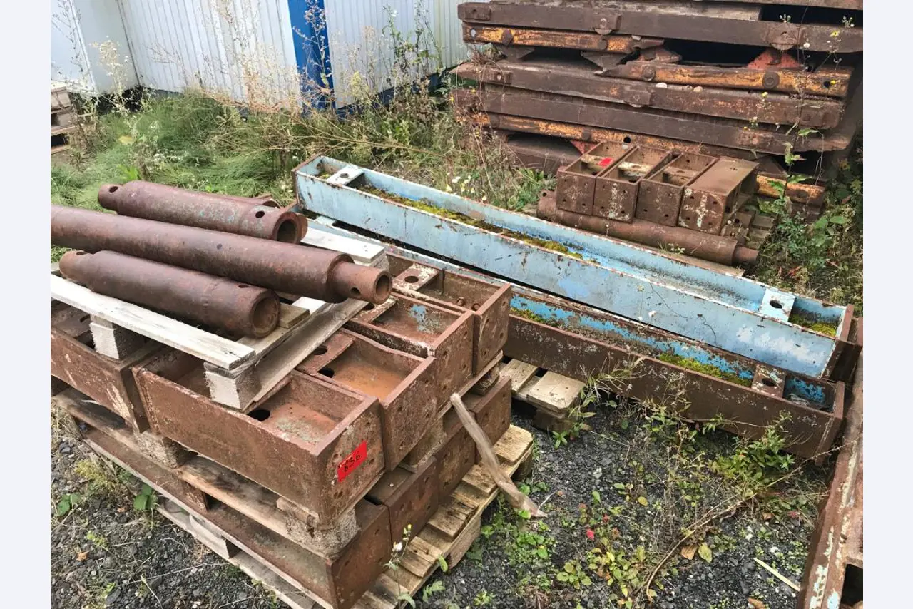 Machines de chantier, matériel de construction, véhicules utilitaires et voitures particulières-7