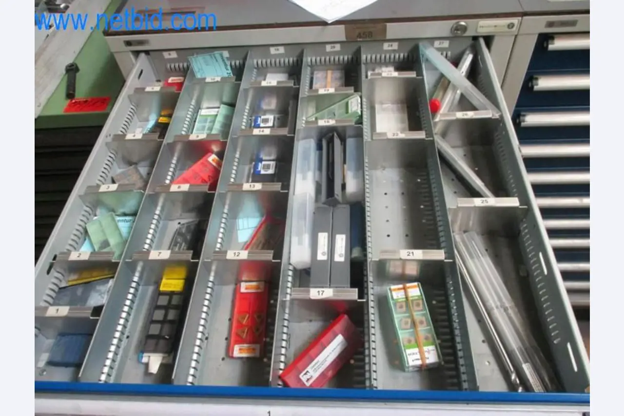 Máquinas para trabalhar metais (construção de máquinas e ferramentas) e equipamento de fábrica-49