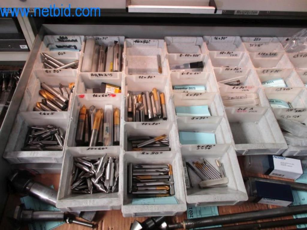 Kovozpracující stroje (výroba strojů a nástrojů) a tovární zařízení-11