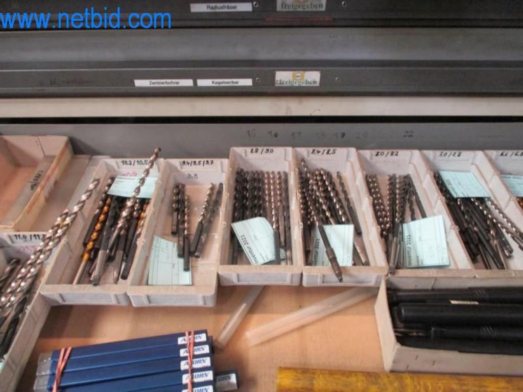 Kovozpracující stroje (výroba strojů a nástrojů) a tovární zařízení-13