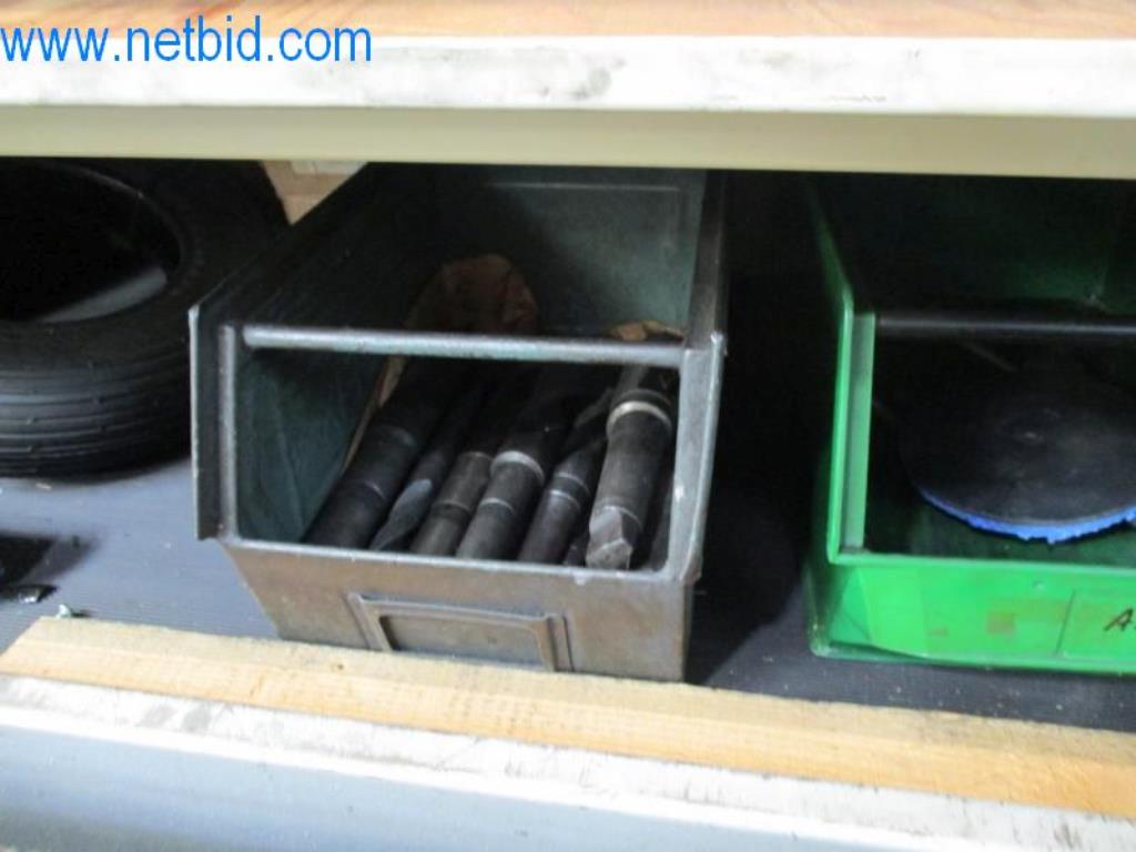 Kovozpracující stroje (výroba strojů a nástrojů) a tovární zařízení-29