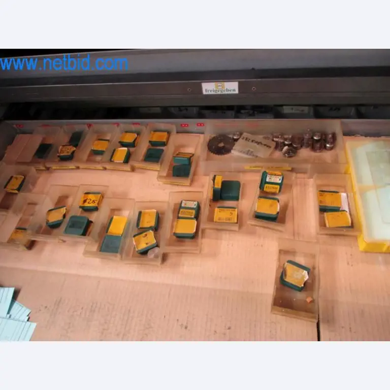 Máquinas para trabalhar metais (construção de máquinas e ferramentas) e equipamento de fábrica-3