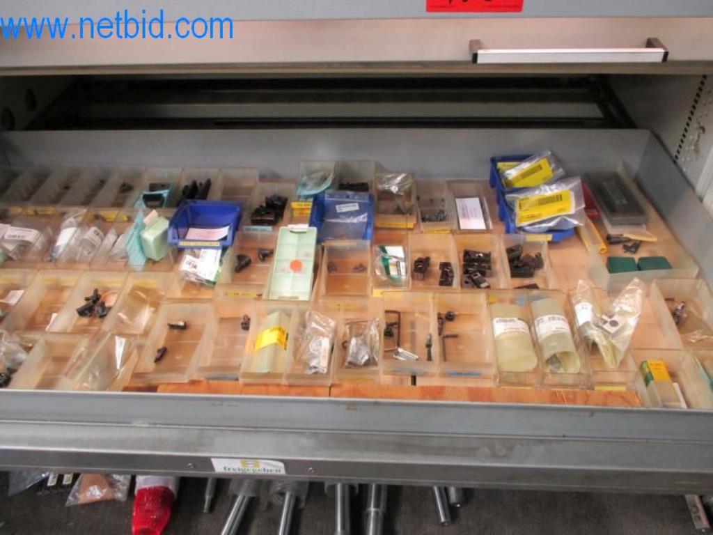 Kovozpracující stroje (výroba strojů a nástrojů) a tovární zařízení-31