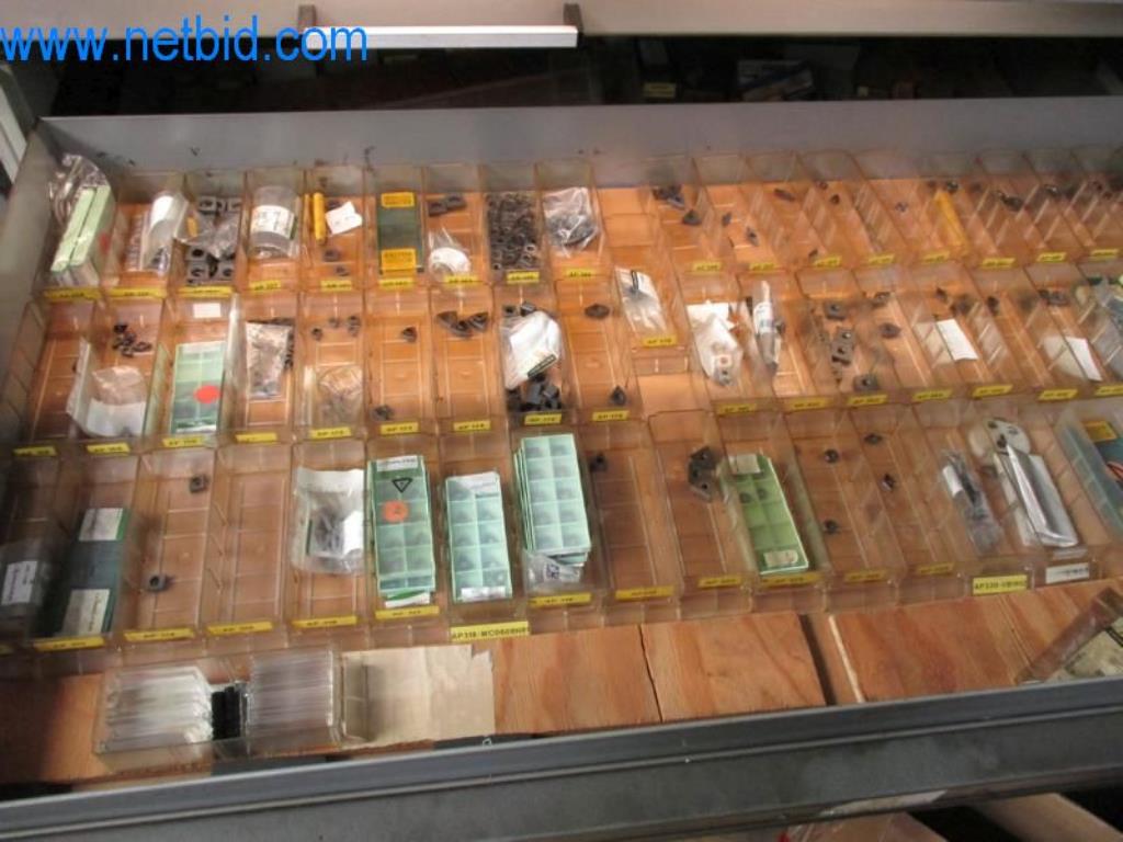 Kovozpracující stroje (výroba strojů a nástrojů) a tovární zařízení-32