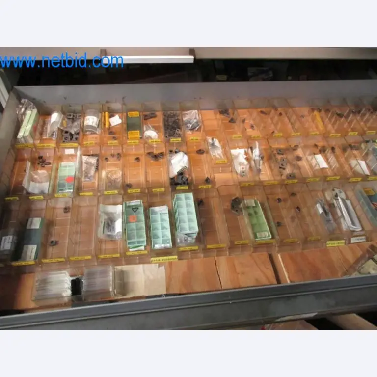 Máquinas para trabalhar metais (construção de máquinas e ferramentas) e equipamento de fábrica-32