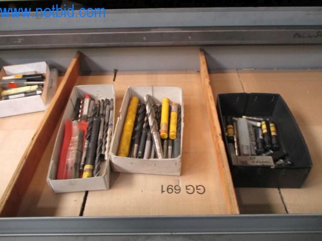 Kovozpracující stroje (výroba strojů a nástrojů) a tovární zařízení-35