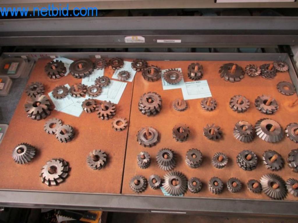 Kovozpracující stroje (výroba strojů a nástrojů) a tovární zařízení-36