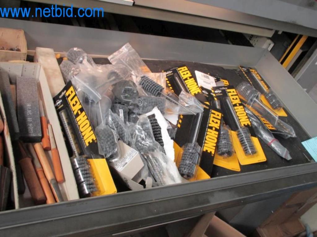 Kovozpracující stroje (výroba strojů a nástrojů) a tovární zařízení-37