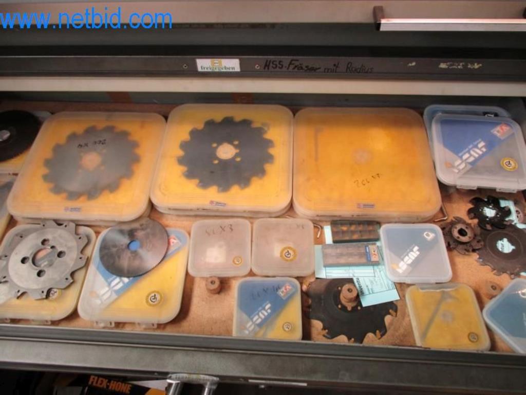 Kovozpracující stroje (výroba strojů a nástrojů) a tovární zařízení-38