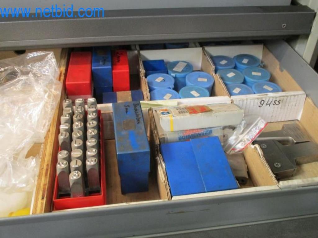 Kovozpracující stroje (výroba strojů a nástrojů) a tovární zařízení-39