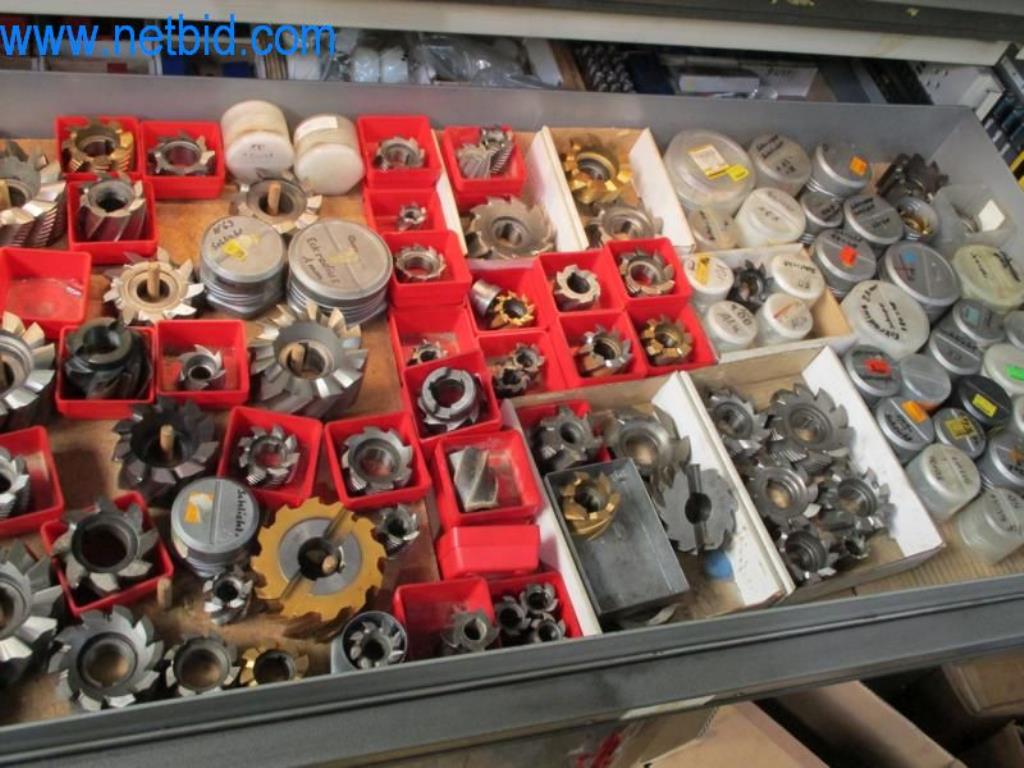 Kovozpracující stroje (výroba strojů a nástrojů) a tovární zařízení-40