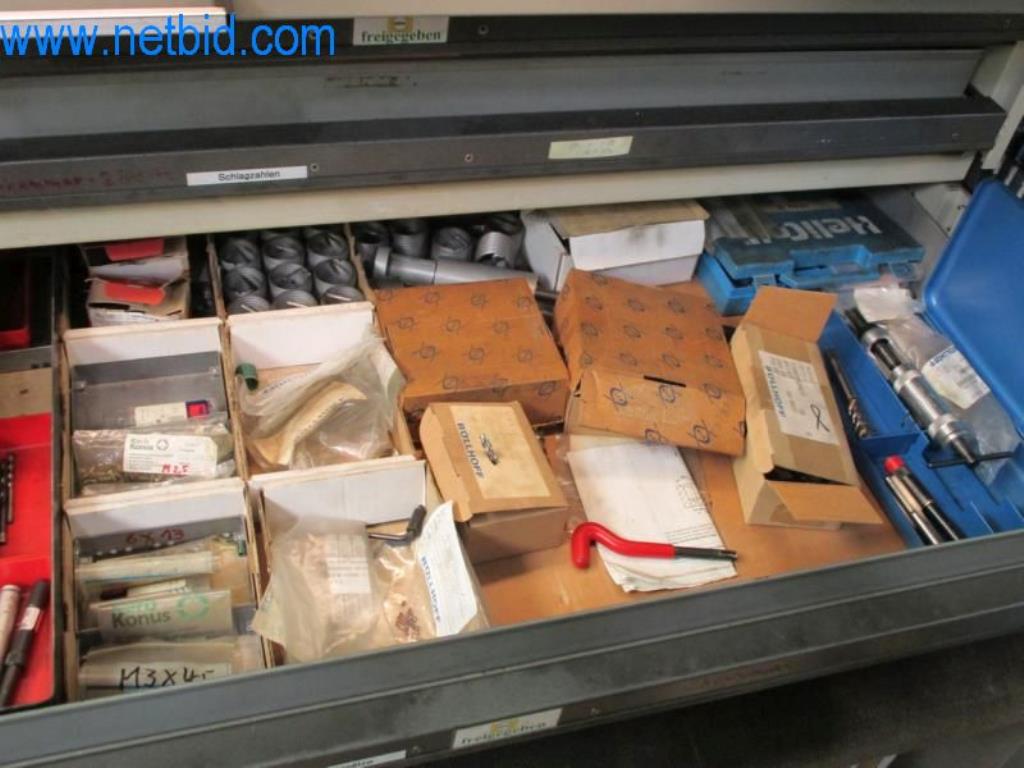 Kovozpracující stroje (výroba strojů a nástrojů) a tovární zařízení-41