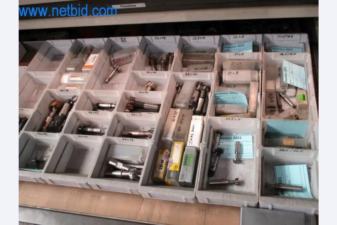 Máquinas para trabalhar metais (construção de máquinas e ferramentas) e equipamento de fábrica-42