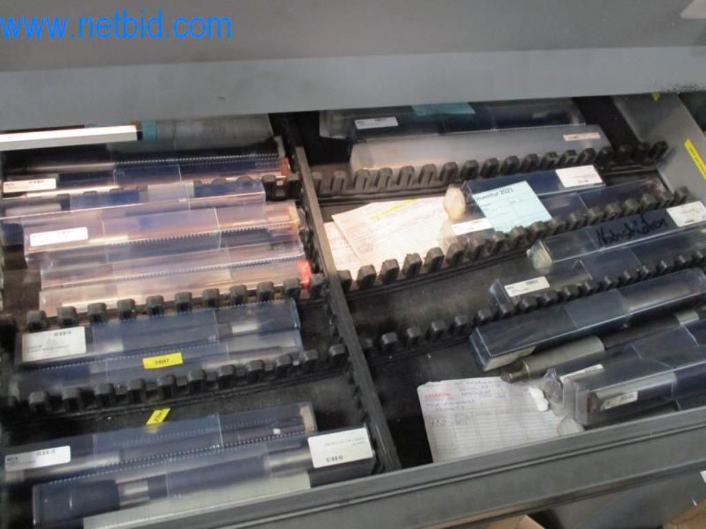 Kovozpracující stroje (výroba strojů a nástrojů) a tovární zařízení-45