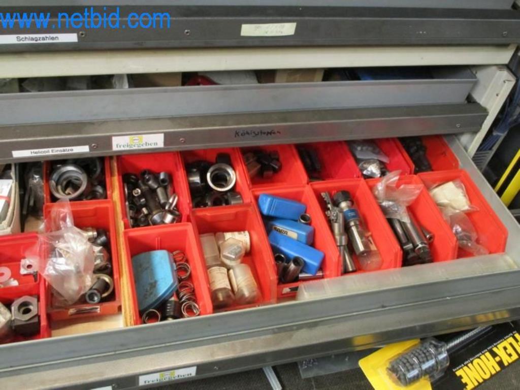 Kovozpracující stroje (výroba strojů a nástrojů) a tovární zařízení-46