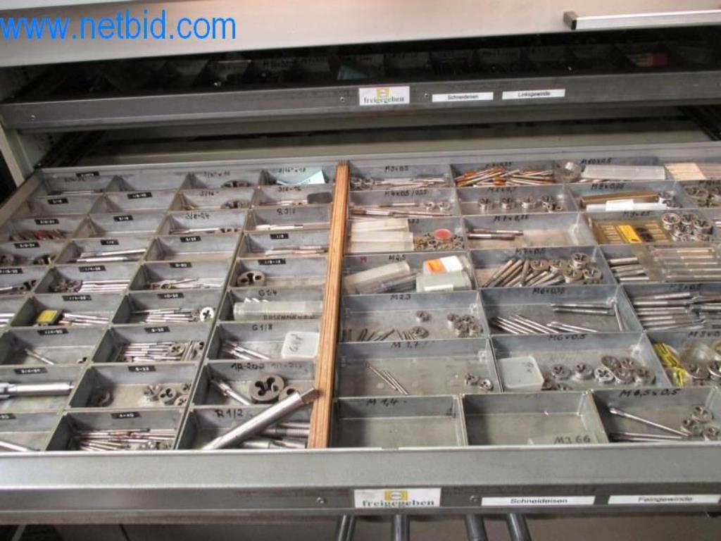 Kovozpracující stroje (výroba strojů a nástrojů) a tovární zařízení-8