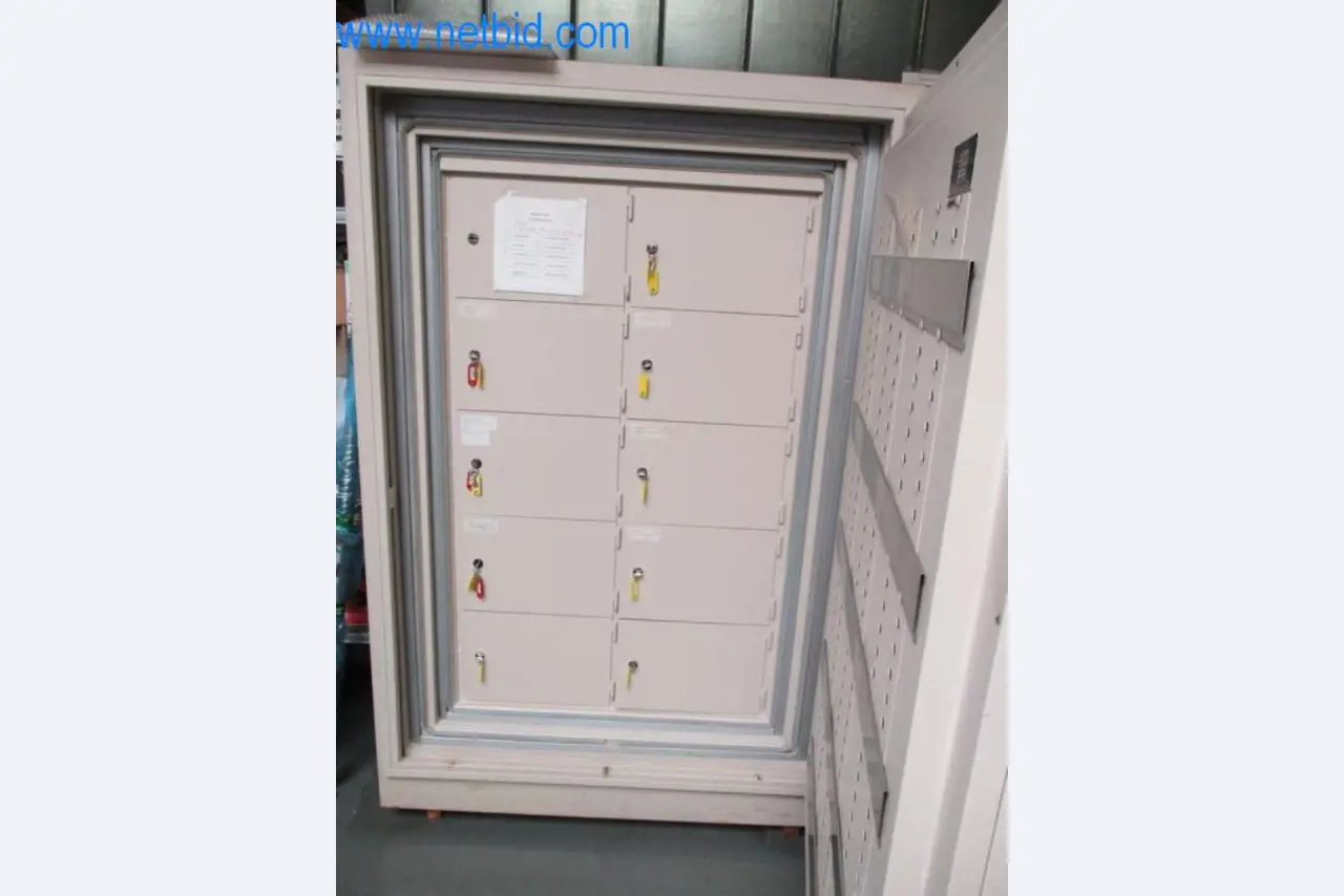 Máquinas para trabalhar metais (construção de máquinas e ferramentas) e equipamento de fábrica-2