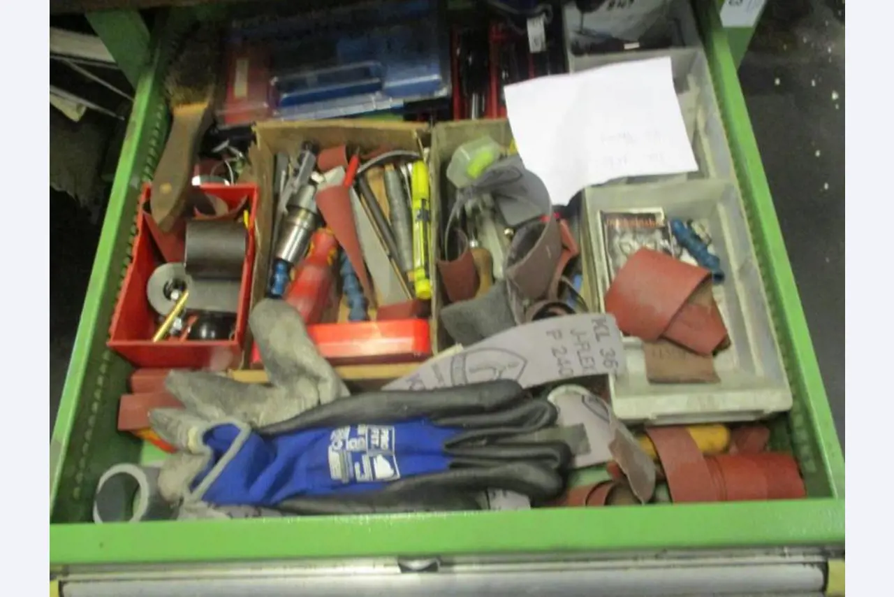 Kovozpracující stroje (výroba strojů a nástrojů) a tovární zařízení-3