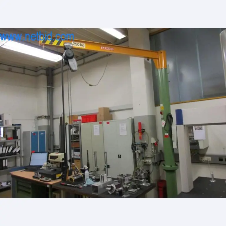 Máquinas para trabalhar metais (construção de máquinas e ferramentas) e equipamento de fábrica-1