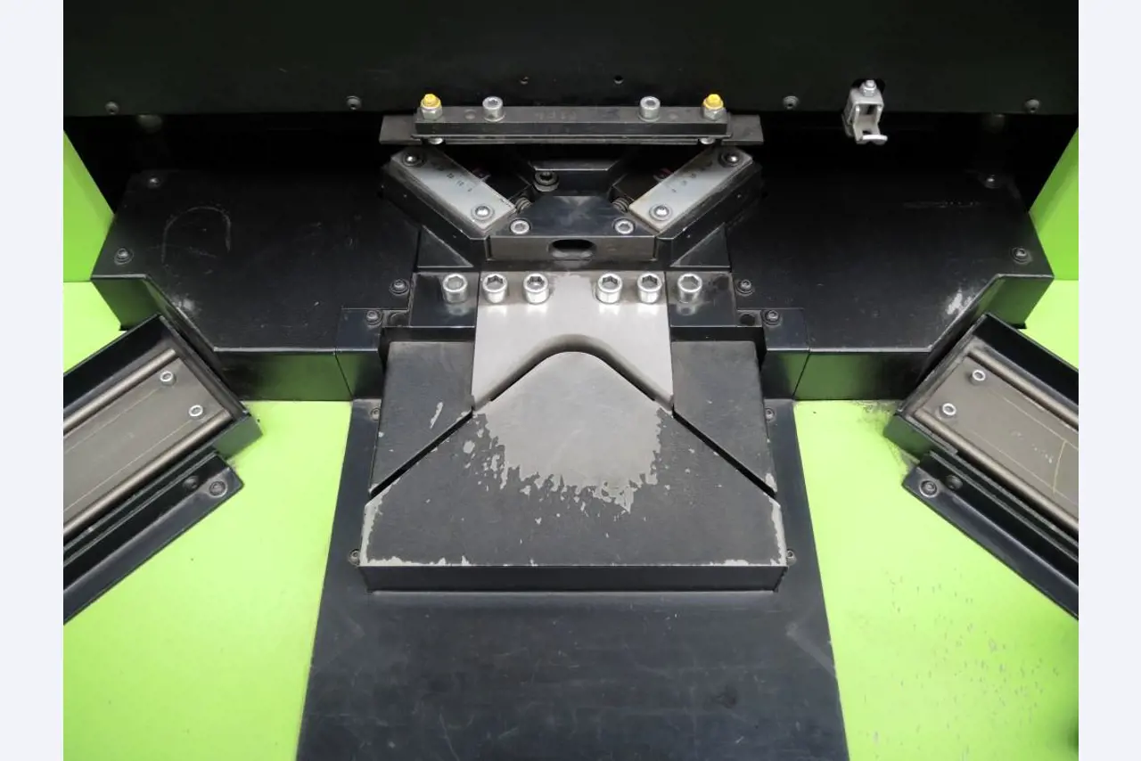 Chapas metálicas e máquinas para trabalhar metais<br><font size="2">Colaboração com Hilco Industrial Acquisitions bv</font><br><img src="/images/hil.png"><br>-10