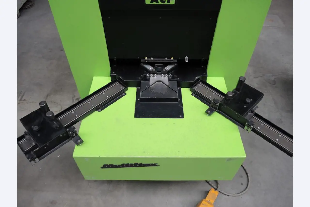 Chapas metálicas e máquinas para trabalhar metais<br><font size="2">Colaboração com Hilco Industrial Acquisitions bv</font><br><img src="/images/hil.png"><br>-9