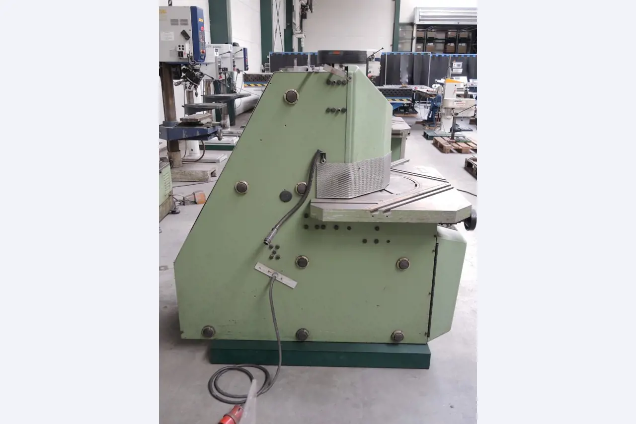 Chapas metálicas e máquinas para trabalhar metais<br><font size="2">Colaboração com Hilco Industrial Acquisitions bv</font><br><img src="/images/hil.png"><br>-3