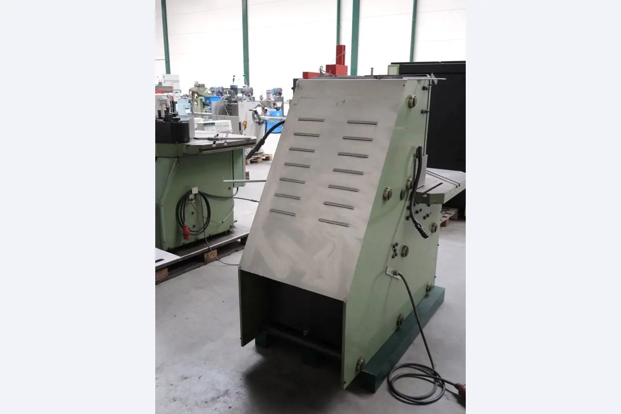 Chapas metálicas e máquinas para trabalhar metais<br><font size="2">Colaboração com Hilco Industrial Acquisitions bv</font><br><img src="/images/hil.png"><br>-4