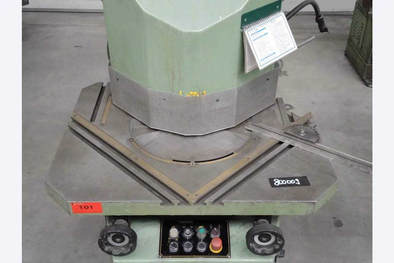 Chapas metálicas e máquinas para trabalhar metais<br><font size="2">Colaboração com Hilco Industrial Acquisitions bv</font><br><img src="/images/hil.png"><br>-5