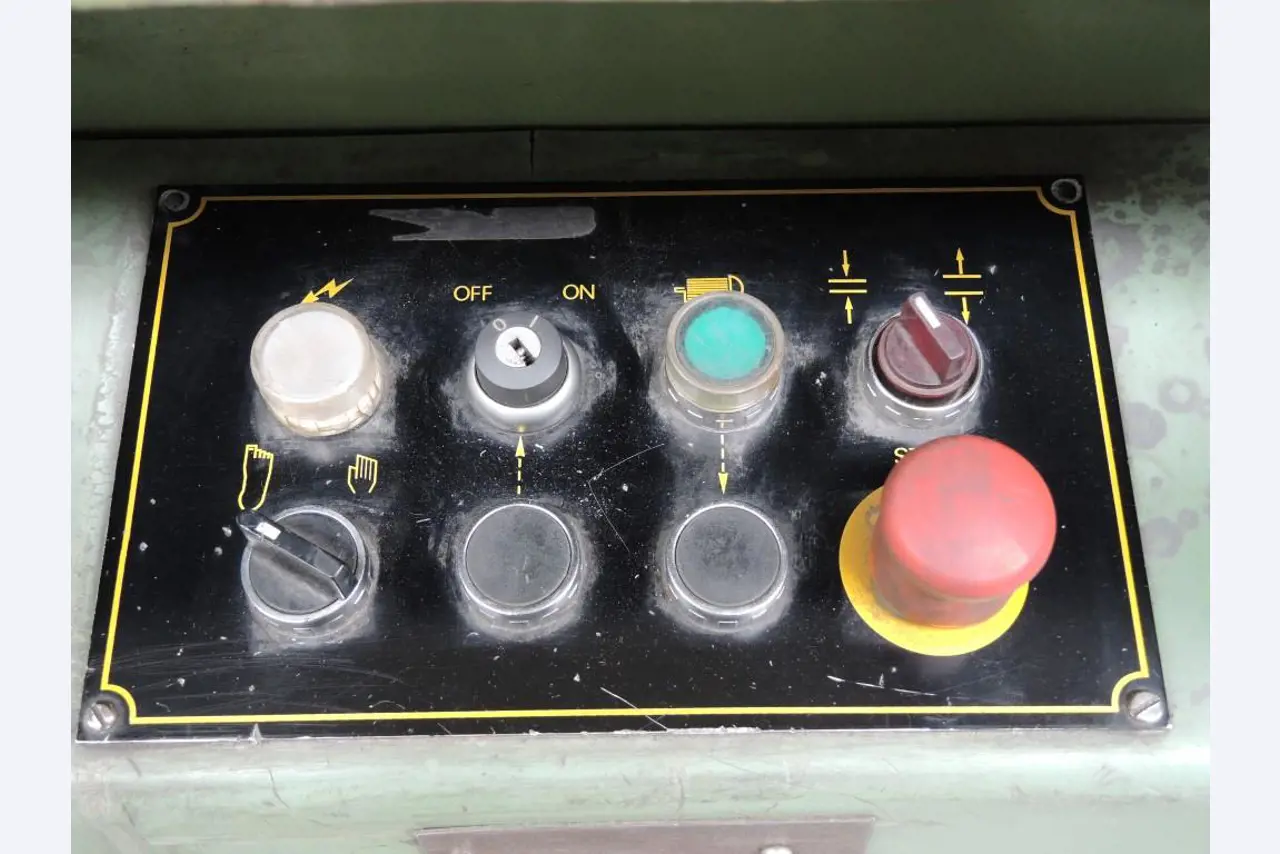 Chapas metálicas e máquinas para trabalhar metais<br><font size="2">Colaboração com Hilco Industrial Acquisitions bv</font><br><img src="/images/hil.png"><br>-6