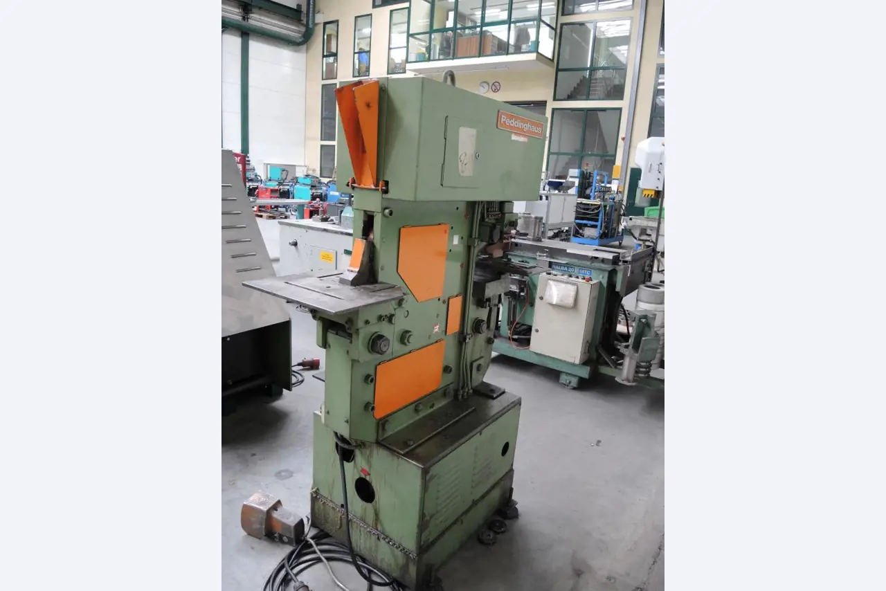 Chapas metálicas e máquinas para trabalhar metais<br><font size="2">Colaboração com Hilco Industrial Acquisitions bv</font><br><img src="/images/hil.png"><br>-4