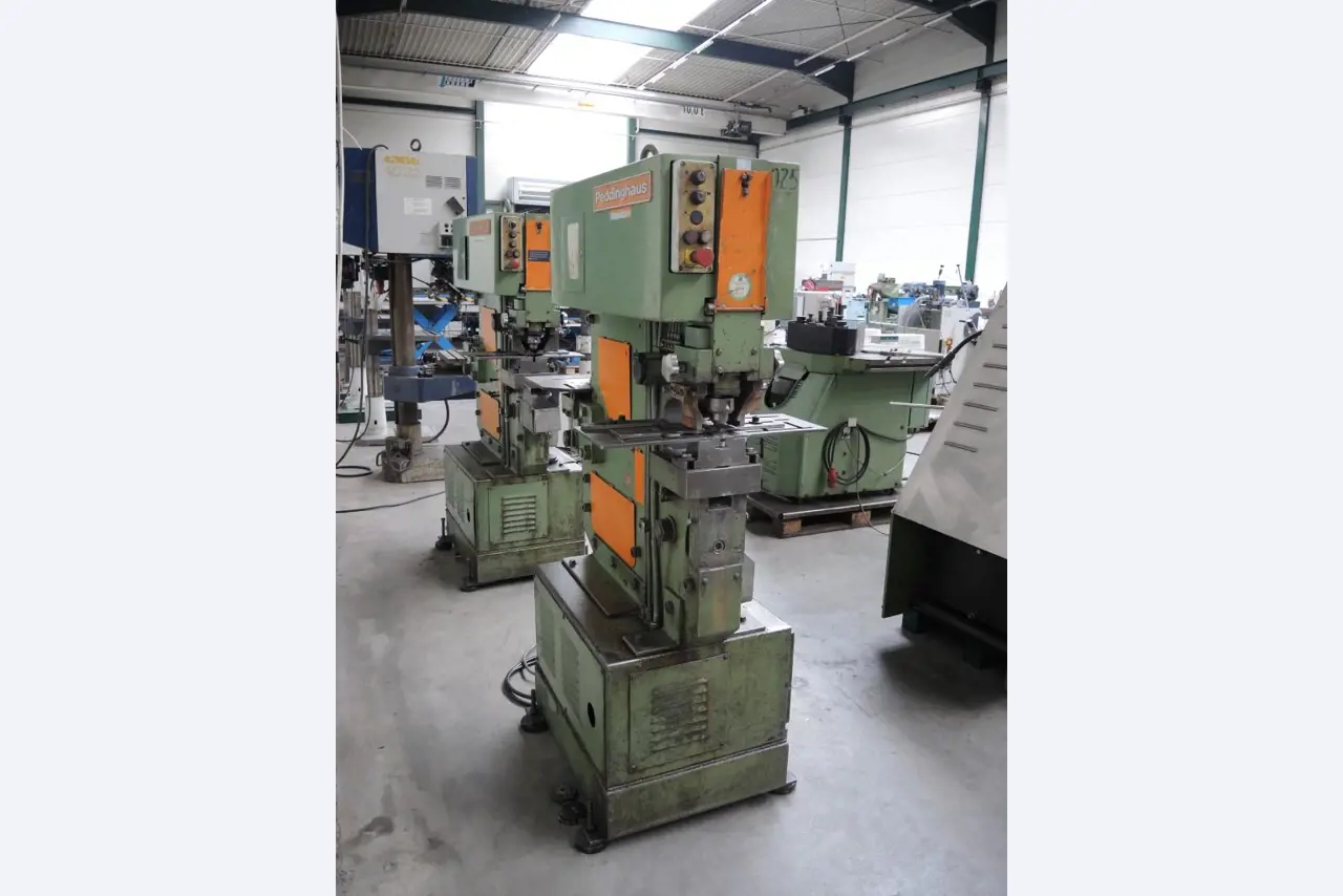 Chapas metálicas e máquinas para trabalhar metais<br><font size="2">Colaboração com Hilco Industrial Acquisitions bv</font><br><img src="/images/hil.png"><br>-5