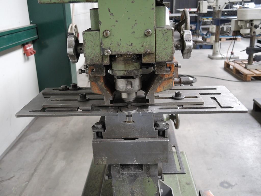 Chapas metálicas e máquinas para trabalhar metais<br><font size="2">Colaboração com Hilco Industrial Acquisitions bv</font><br><img src="/images/hil.png"><br>-6