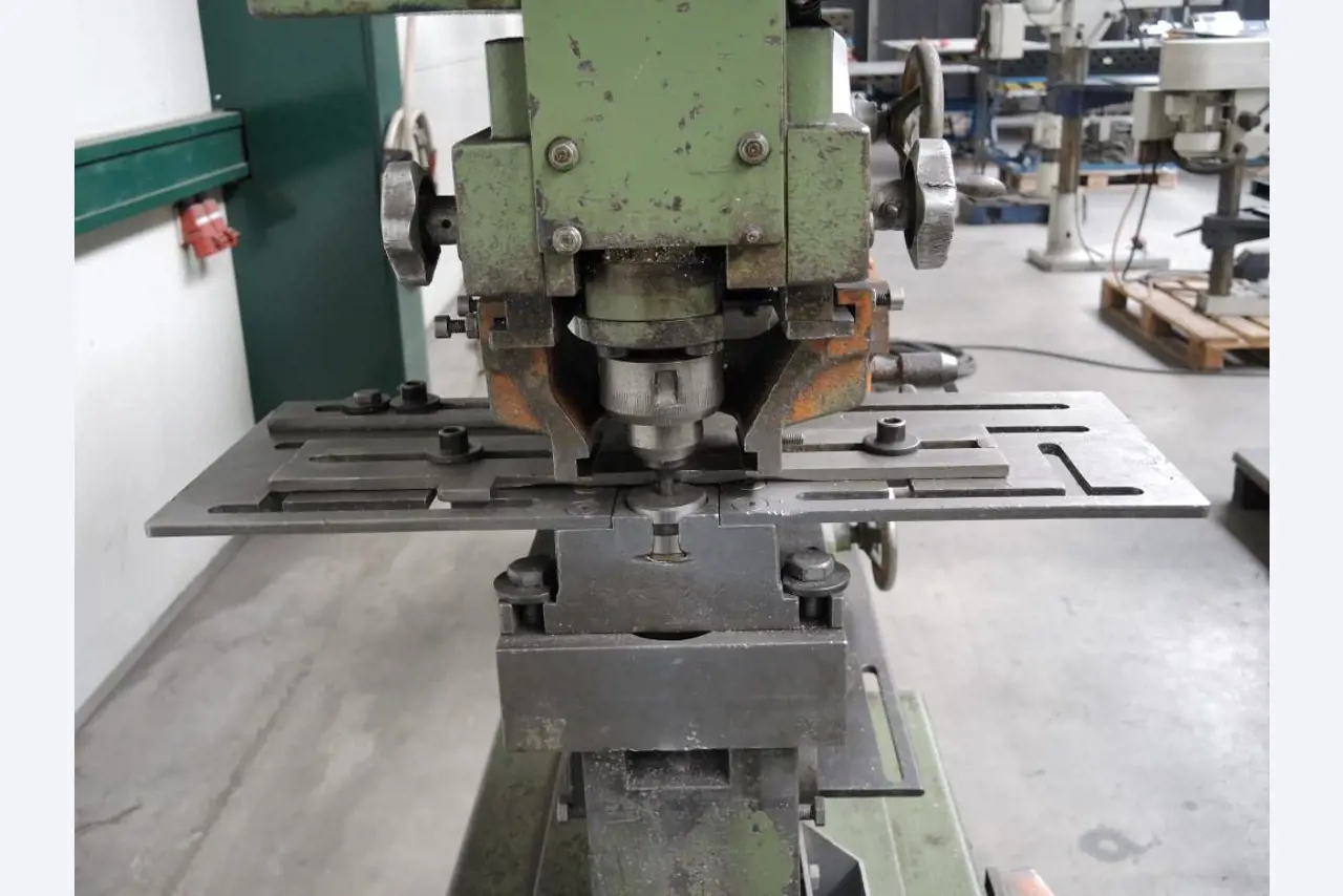 Chapas metálicas e máquinas para trabalhar metais<br><font size="2">Colaboração com Hilco Industrial Acquisitions bv</font><br><img src="/images/hil.png"><br>-6