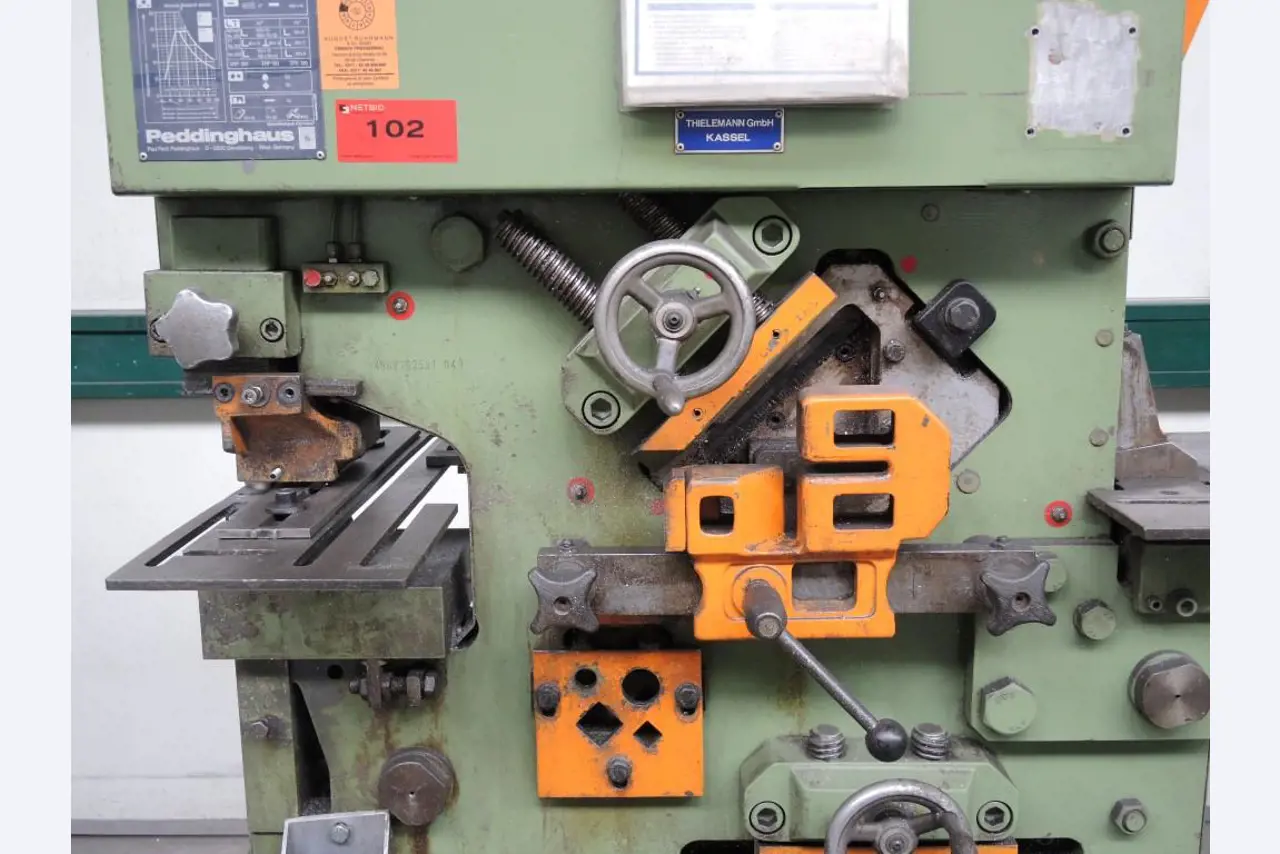 Chapas metálicas e máquinas para trabalhar metais<br><font size="2">Colaboração com Hilco Industrial Acquisitions bv</font><br><img src="/images/hil.png"><br>-7