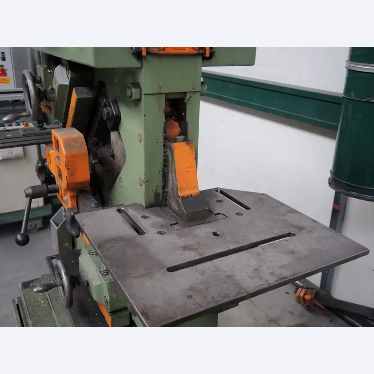 Chapas metálicas e máquinas para trabalhar metais<br><font size="2">Colaboração com Hilco Industrial Acquisitions bv</font><br><img src="/images/hil.png"><br>-8