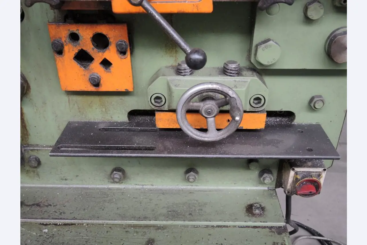 Chapas metálicas e máquinas para trabalhar metais<br><font size="2">Colaboração com Hilco Industrial Acquisitions bv</font><br><img src="/images/hil.png"><br>-9