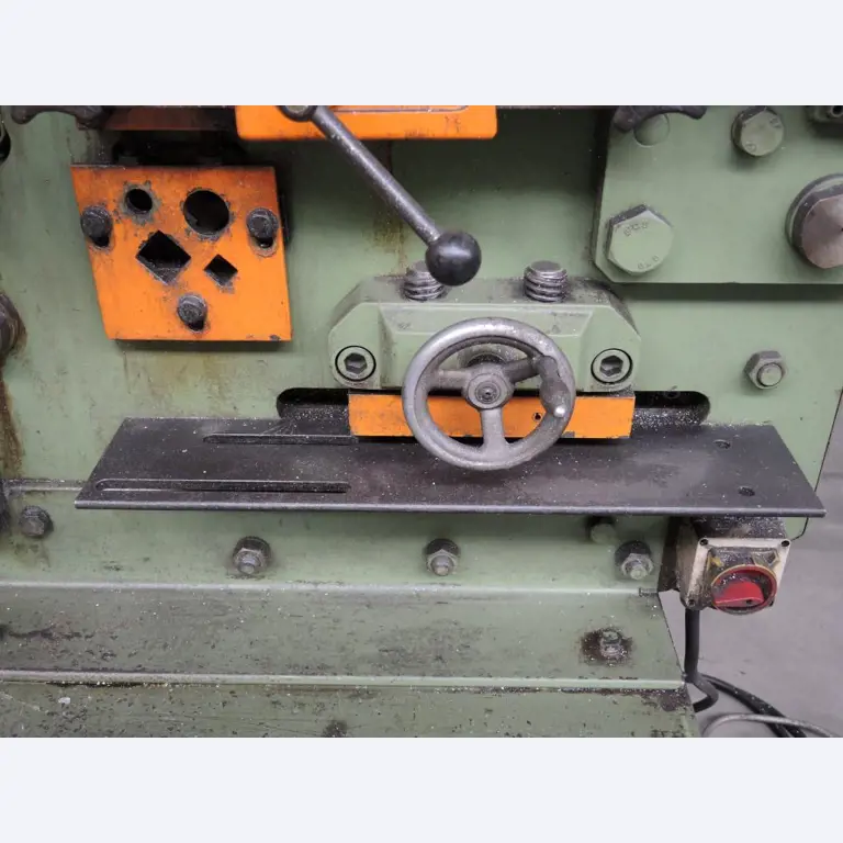 Chapas metálicas e máquinas para trabalhar metais<br><font size="2">Colaboração com Hilco Industrial Acquisitions bv</font><br><img src="/images/hil.png"><br>-9